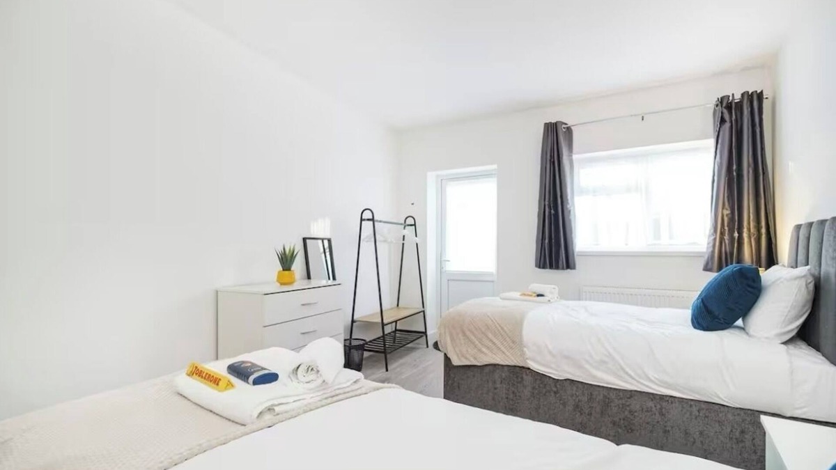 Becontree House | Contractor Haven, Sleeps up to 14, WIFI, Parking x 2, Garden, Central location