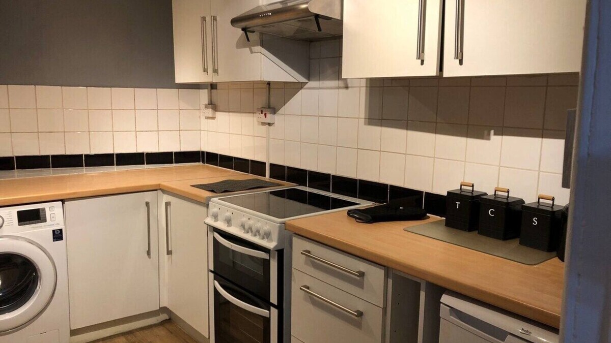 Wellingborough House | Contractors Grove 2 Bed House Town Centre Location