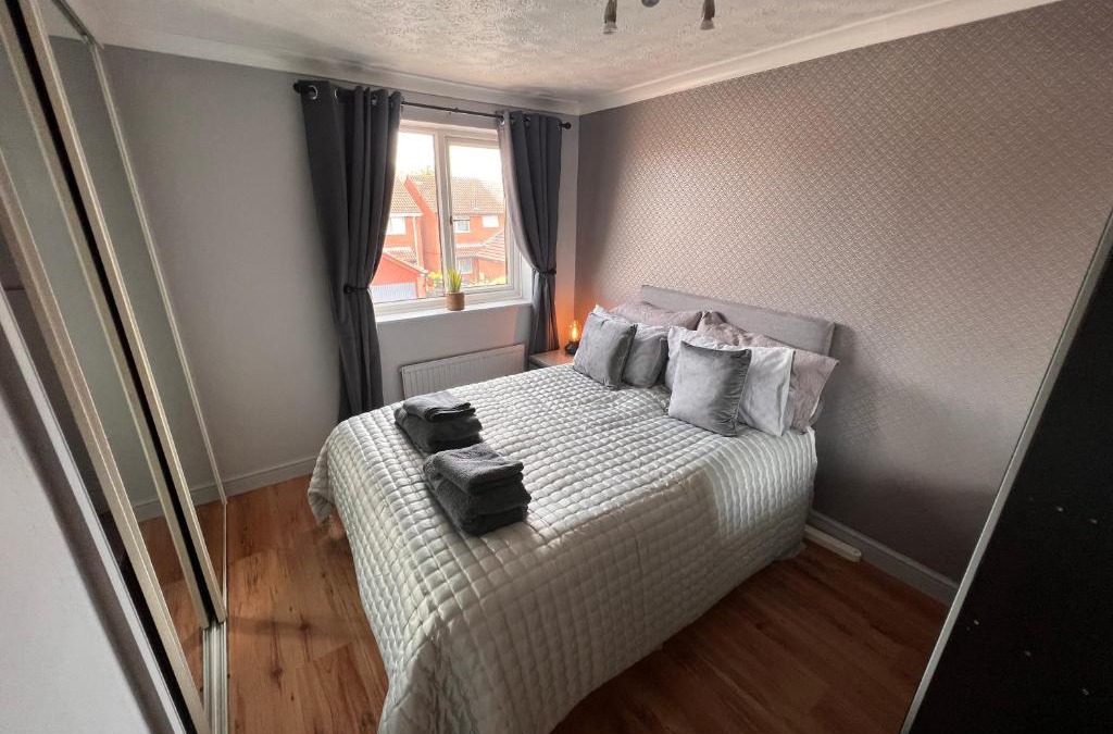 Giltbrook House | CONTRACTORS OR FAMILY HOUSE - M1 Nottingham - IKEA RETAIL PARK - CATKIN DRIVE - 2 Bed Home with Driveway, private garden, sleeps 4 - TV'S in all rooms
