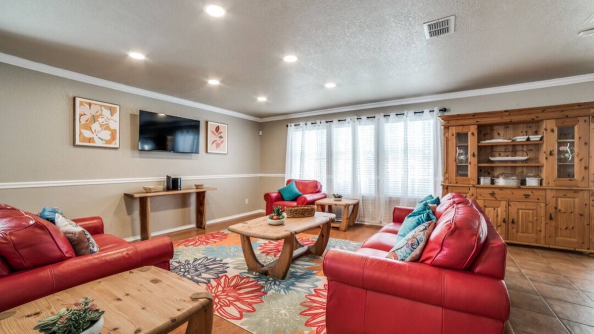Live Oak House | Contractors, Spacious, JBSA- Randolph, Ft. Sam, Pearl, Riverwalknn