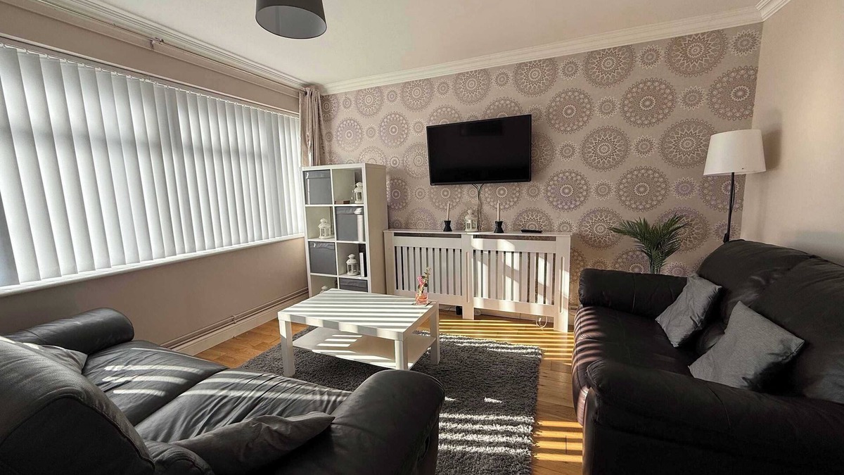 Luton House | Convenient 3 Bedroom House with Garden in Luton