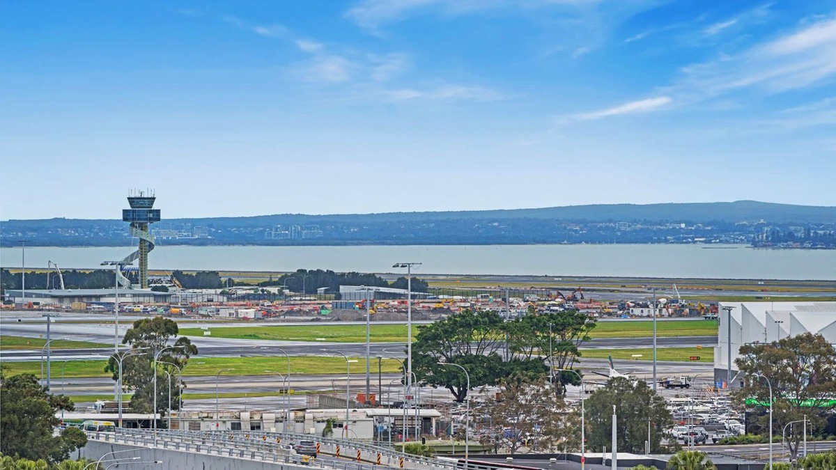 Mascot Apartment | Convenient Airport Getaway: Your Home Away from Home