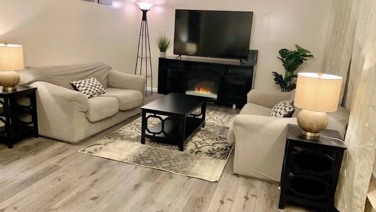 Maryland Heights House | Convenient and newly renovated cozy private home