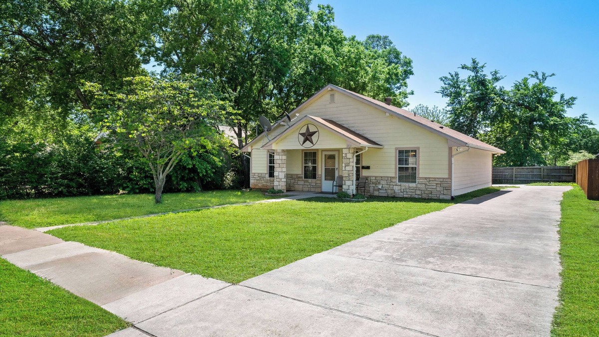 Sherman House | Convenient Entire Home Sherman TX close to Austin college