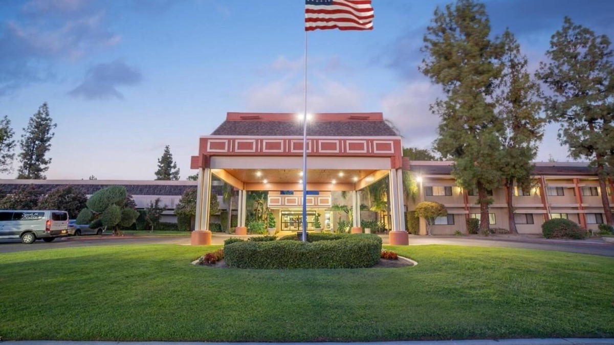 Raisin Hotel | Convenient Fresno Stay – Minutes from Airport w/Free Shuttle