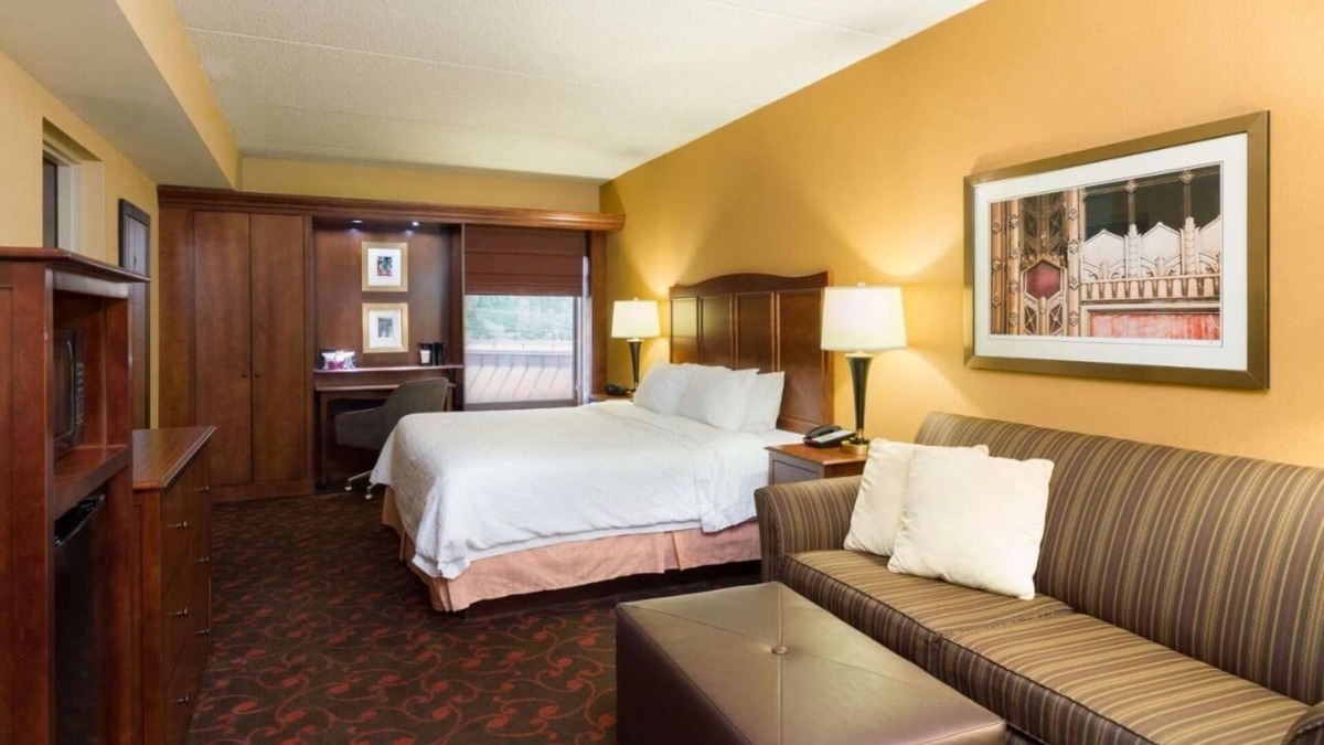 Carlisle Hotel | Convenient Getaway with Whirlpool – Close to Gettysburg and Hersheypark, Pets