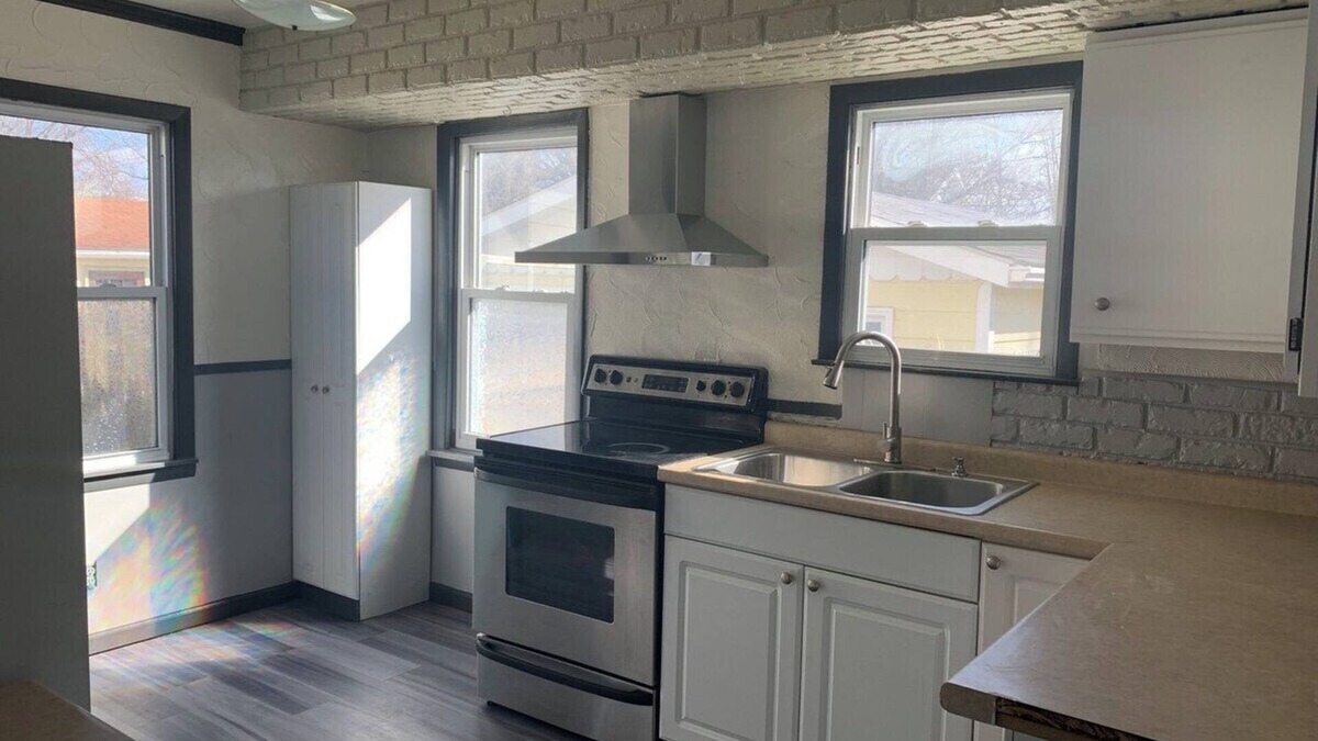 Flint House | Convenient location. 2 bedrooms 5 minutes from Flint airport