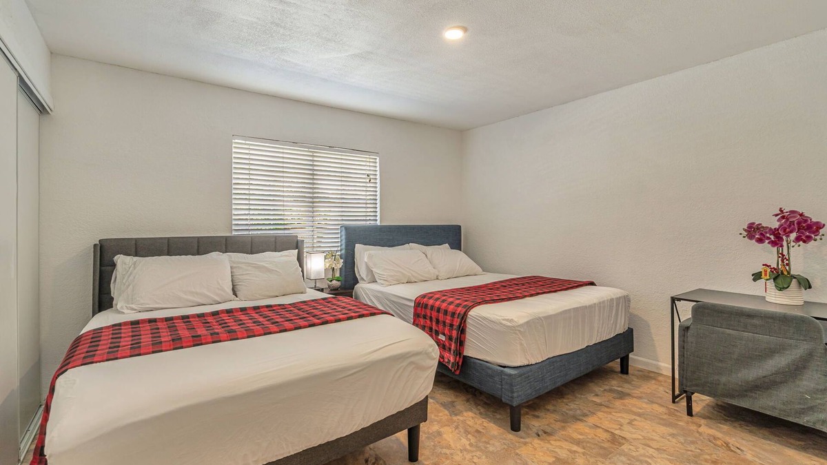 East San Jose House | Convenient Location/Cozy - Free Wifi/Laundry/Parkings/AC/Heater/