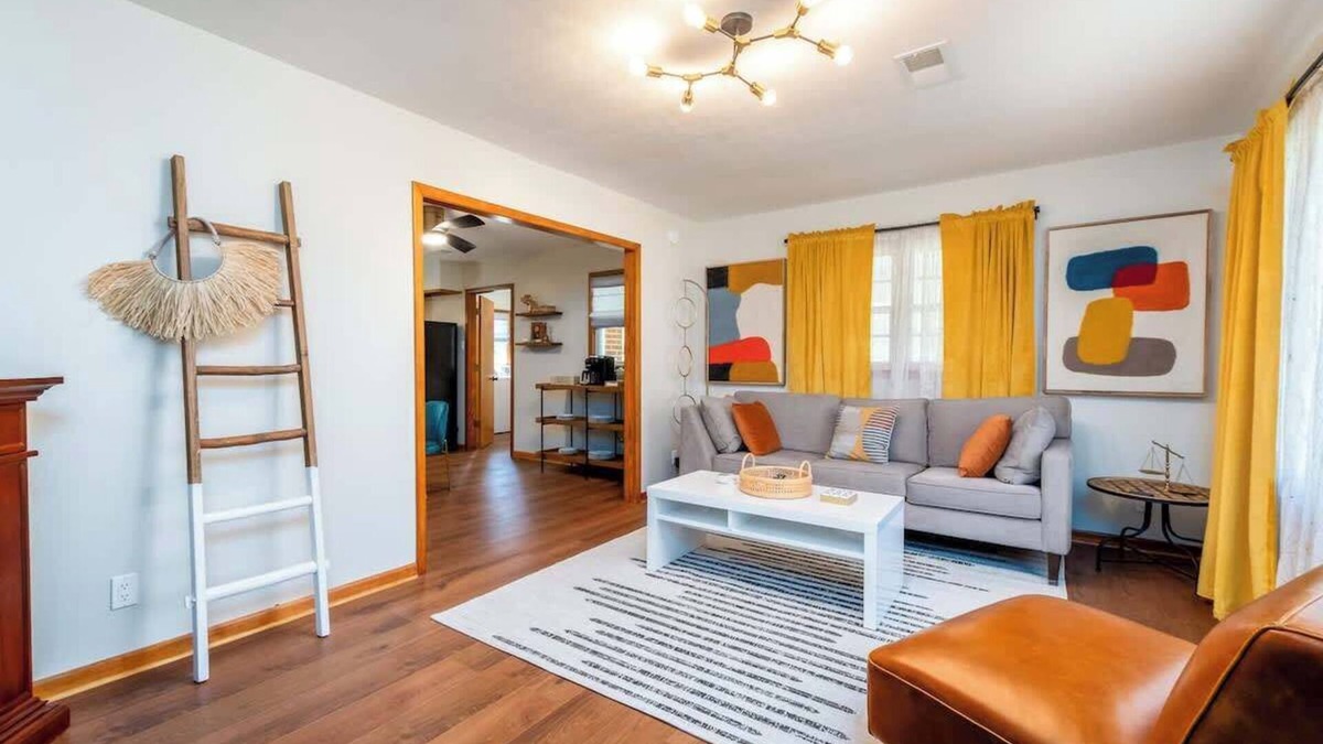 Parsons House | Convenient Mid Century Sleeps 6 in Parsons, TN
