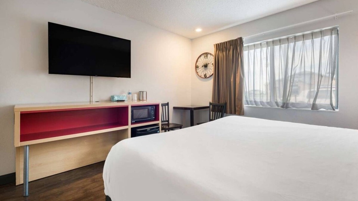 Ontario Hotel | Convenient Stay in Ontario! Pool, Free Breakfast, Free Parking, Pets Allowed