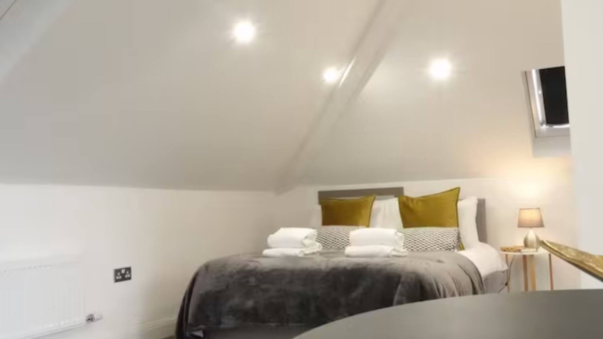 London Borough of Hounslow Apartment | Convenient Studio Flat Near Heathrow Airport Free Parking, 1 King & 1 Single Bed