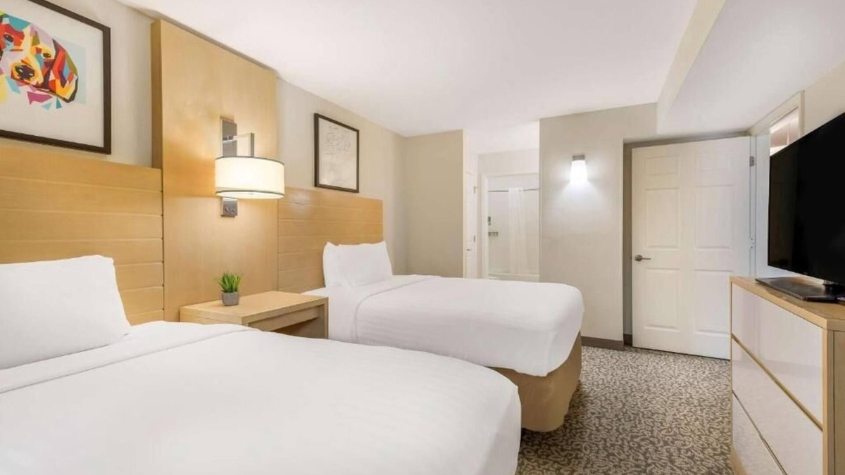 Arrowood Hotel | Convenient Suite Close to Carowinds Amusement Park and Other Attractions