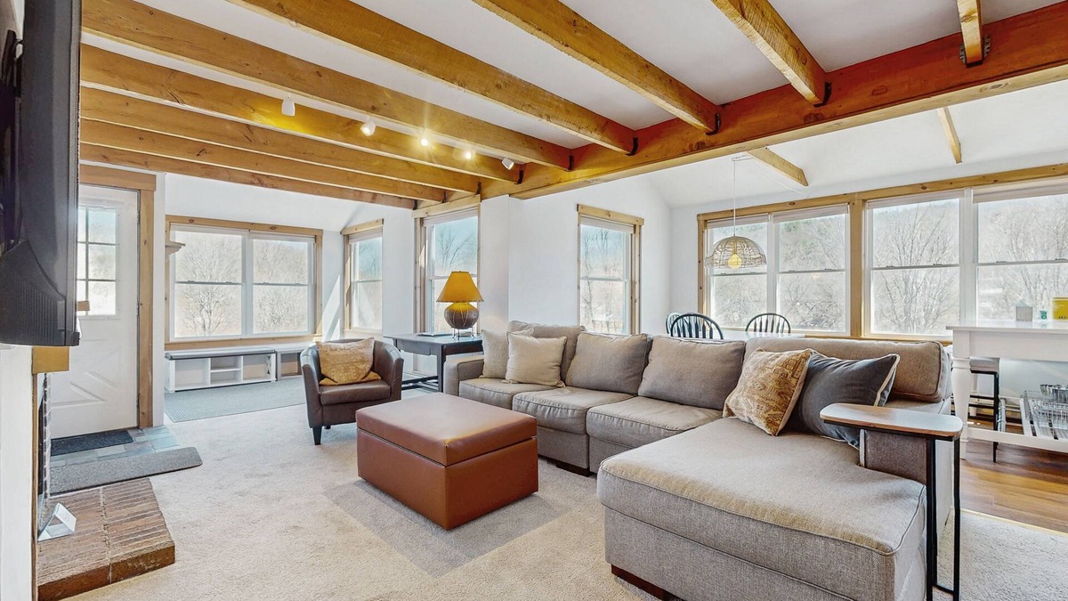 Proctorsville Condo | Convenient village condo w/mountain views, close to Okemo, partial a/c, w/d