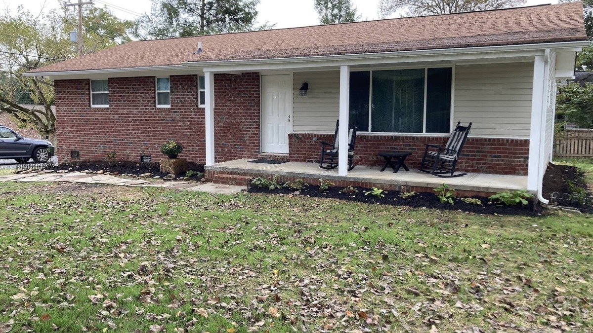 Alcoa House | Conveniently located to Knoxville Airport, Great Smoky Mountains, Univ. TN