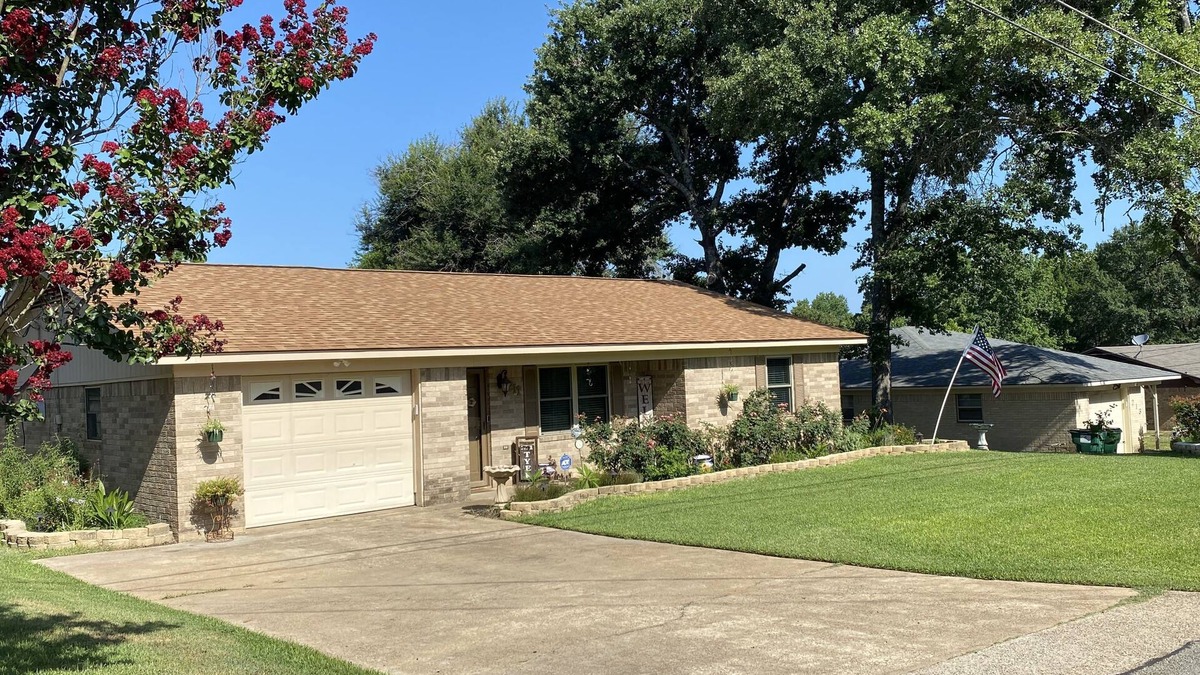Palestine House | Conveniently located 3 bedroom, 2 bathroom home, 5 minutes from downtown.