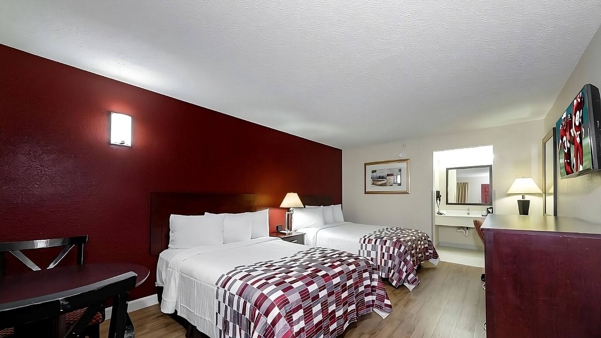 Ellenton Hotel | Conveniently To Excellent Transportation! Pet-friendly, Outdoor Pool, Parking!