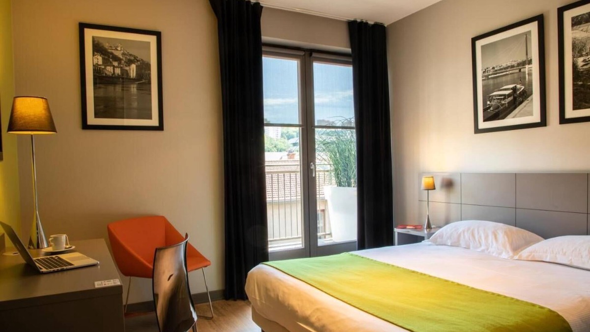 9th Arrondissement Hotel | Conveniently To Excellent Transportation! Pets are Allowed, Onsite Parking!