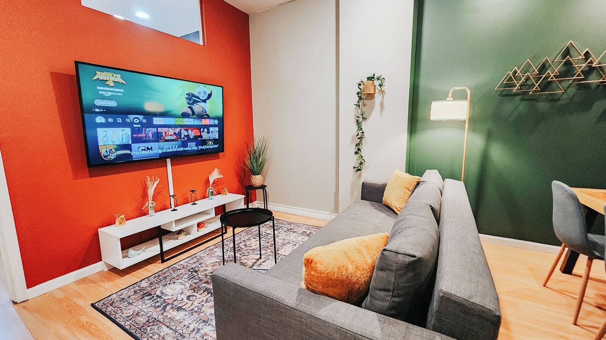 Chinatown Apartment | Convention/3 King Beds/Jet Shower/65" TV