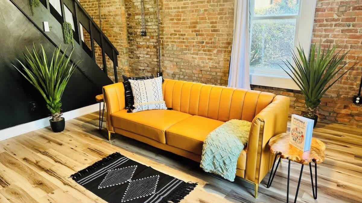 Italian Village House | Convention - Free Parking- Short North - King Bed