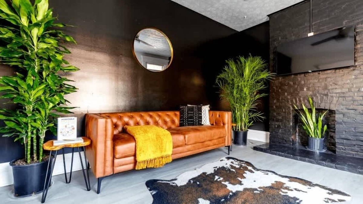 Italian Village House | Convention - Short North - Free Parking - King Bed