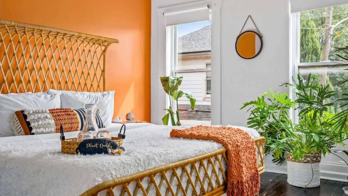 Italian Village House | Convention - Short North - King Bed - Parking Free