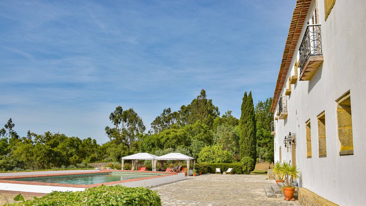 Pinheiro Grande Bed & Breakfast | Convento Inn and Artist Residencies