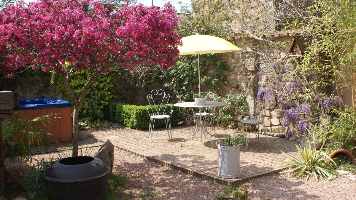 Abjat-sur-Bandiat House | Converted Barn in quiet garden setting