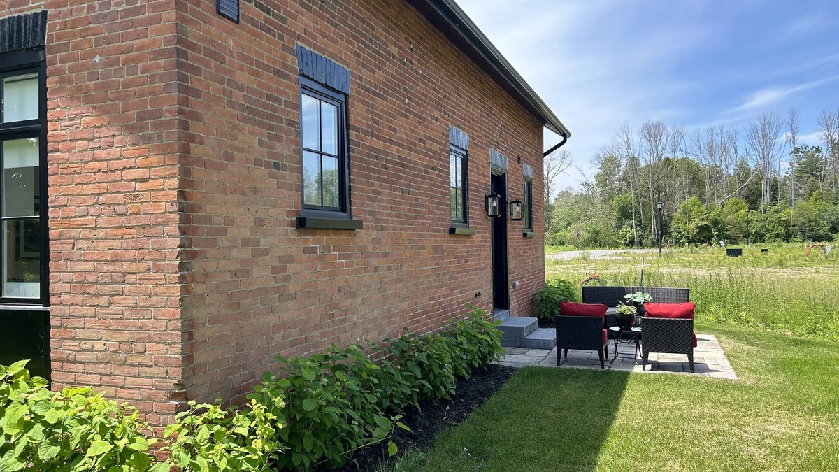 Cobourg Villa | Converted Barn made into a beautiful 2 bedroom retreat overlooking Lake Ontario
