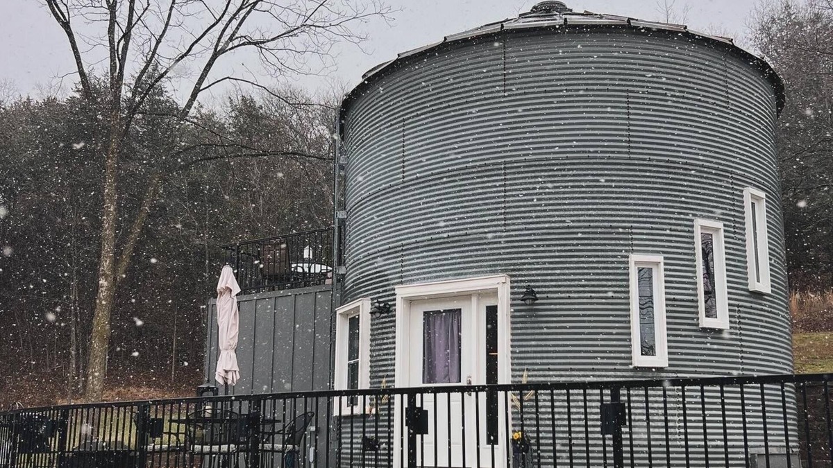 Bluffton House | Converted grain bin/silo guest house right on the Katy Trail.