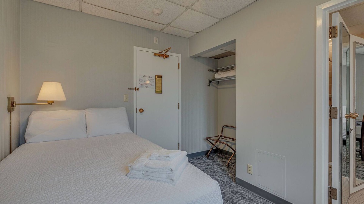 Music Row Hotel | Converted Studio Apartment. - Great Location!