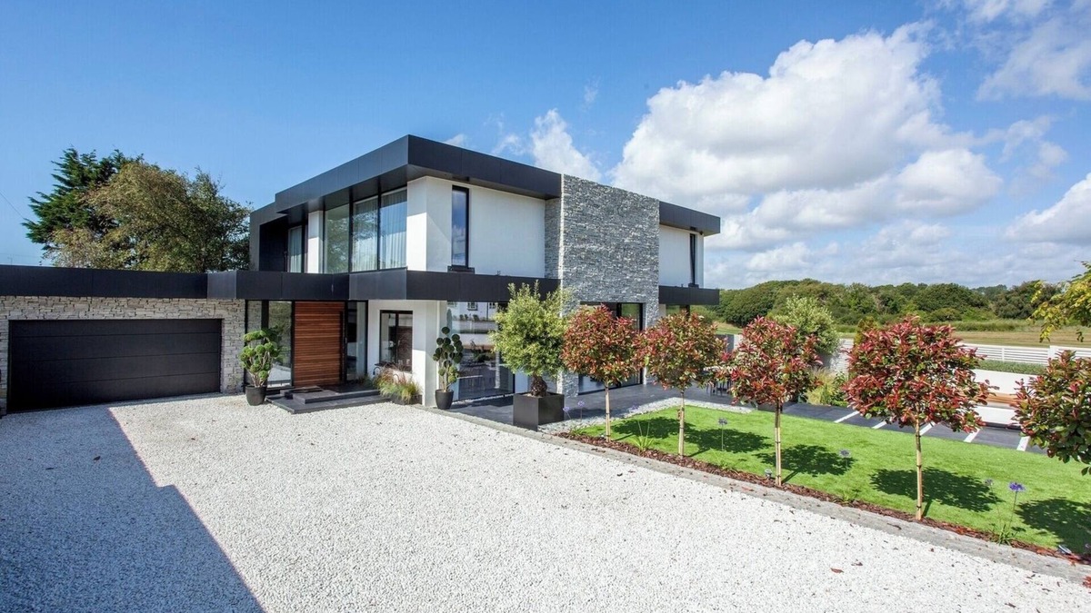 Cooden House | Cooden Beach: 4BD Retreat with Pool and Cinema