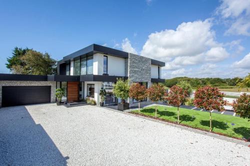 Cooden House | Cooden Beach: 4BD Retreat with Pool & Cinema