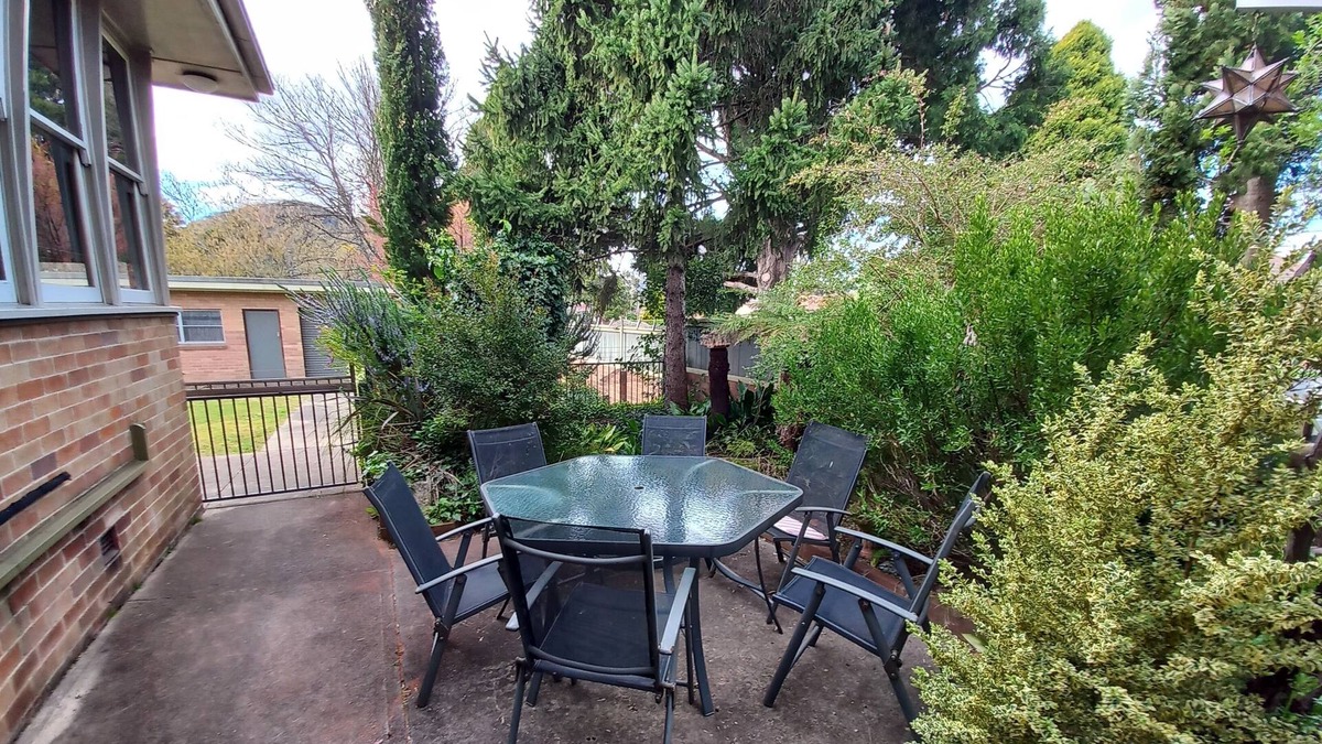 Lithgow House | Cooee On Ordnance Large 3 bedroom home