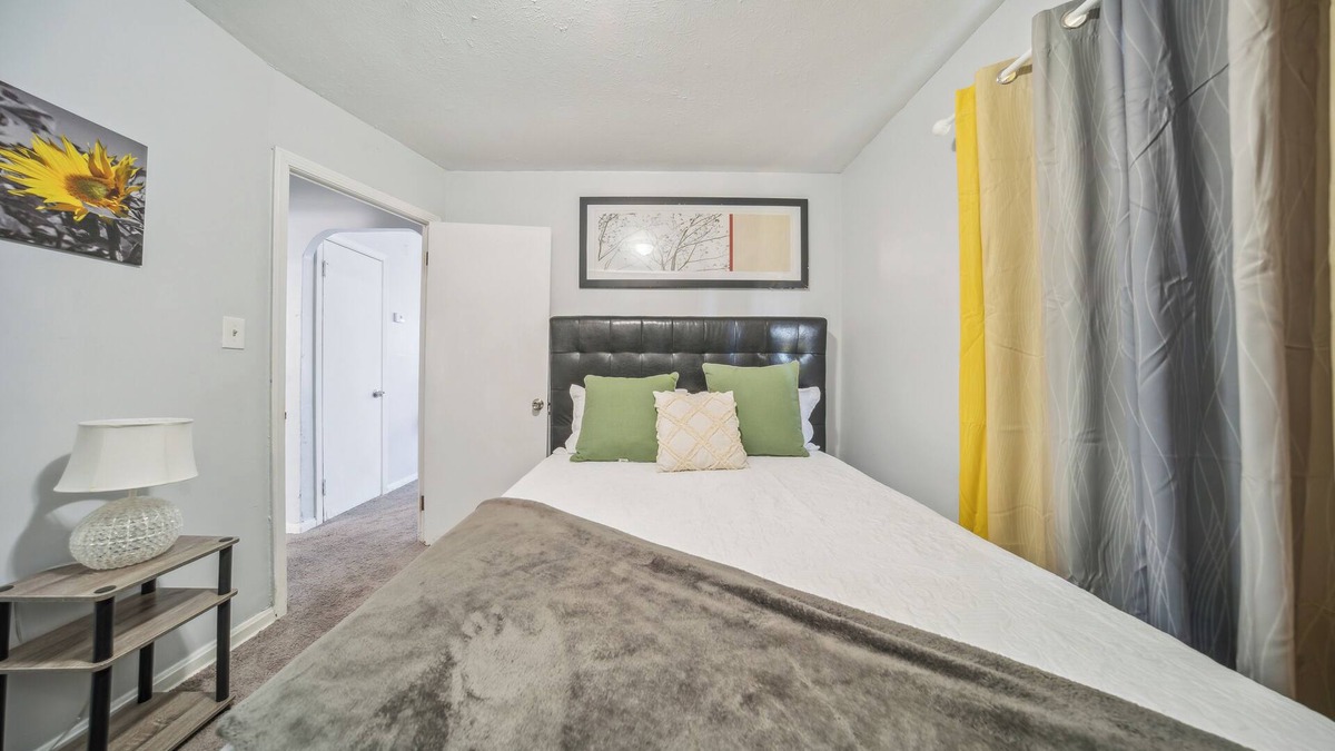 Cleveland House | Cool 2-bedroom house with AC in vibrant Cleveland