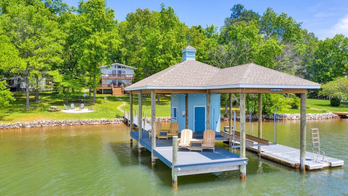 North Shore House | Cool Breeze Cottage - Firepit/Easy access to dock/Water Toys