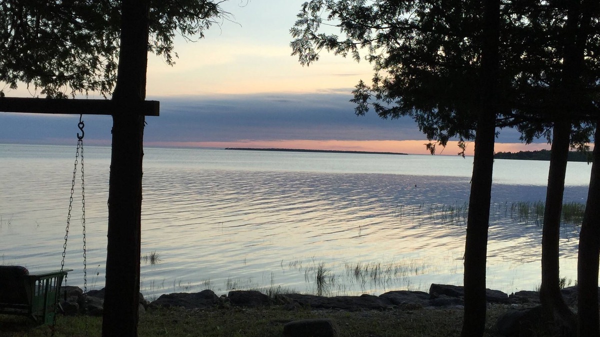 St Ignace Cabin | Cool breezes off Lake Michigan. Book your fall color stay! A few dates remain