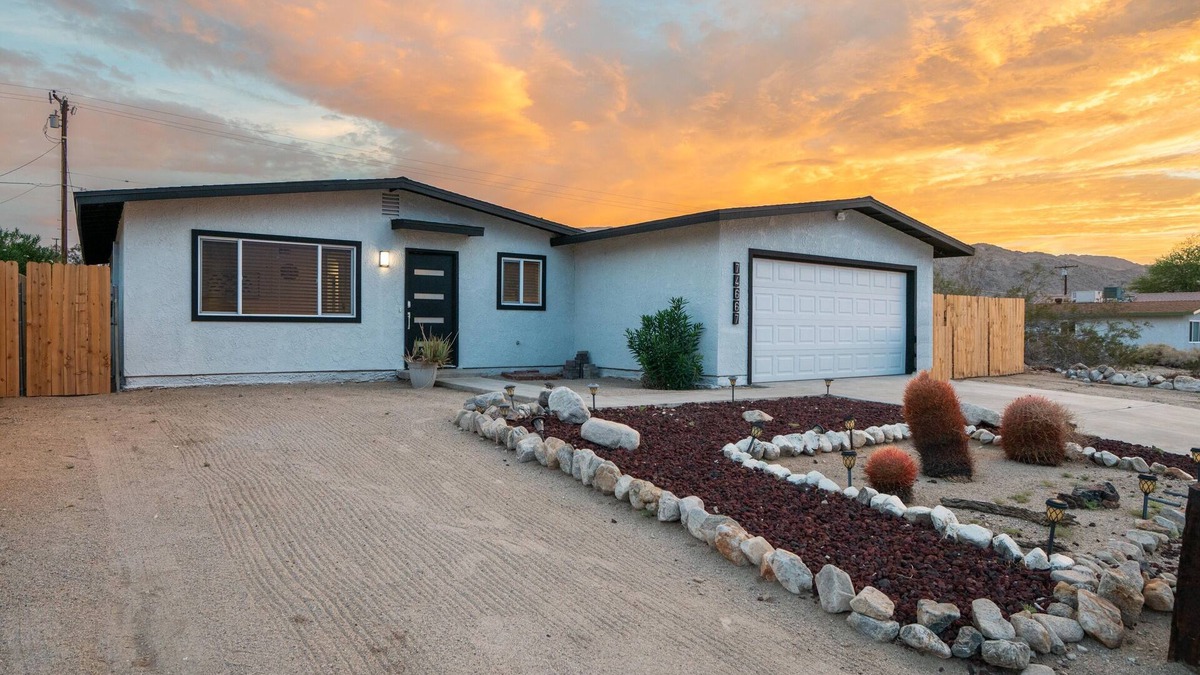 Twentynine Palms House | *Cool Coyote* 5 min to Joshua Tree NP* Pool*