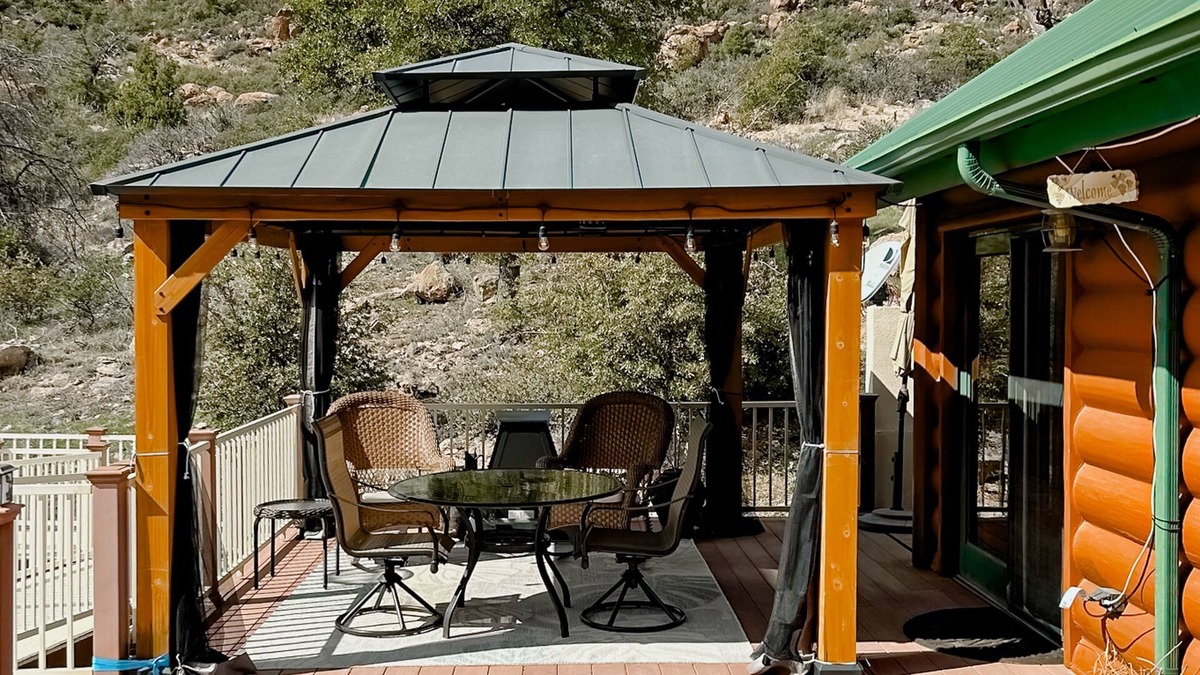 Miami Cabin | Cool getaway near lake & National Forest with treehouse & outdoor entertainment
