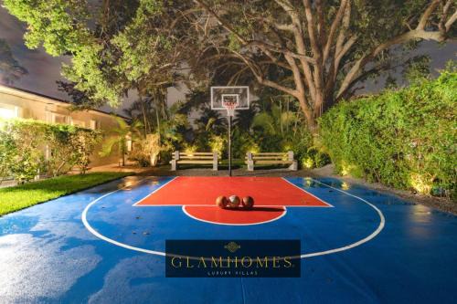 Golden Glades Villa | Cool Villa Northwest Miami BY THE GLAMHOMES