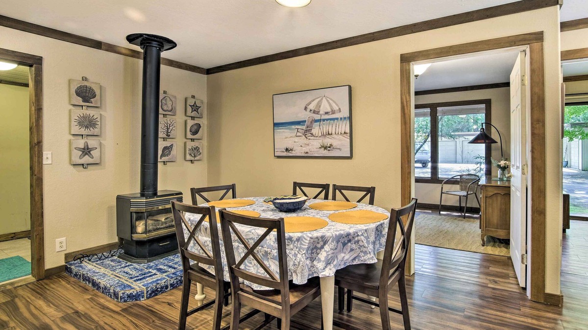 Coos Bay Cottage | Coos Bay Cottage w/Fireplace & BBQ Patio!