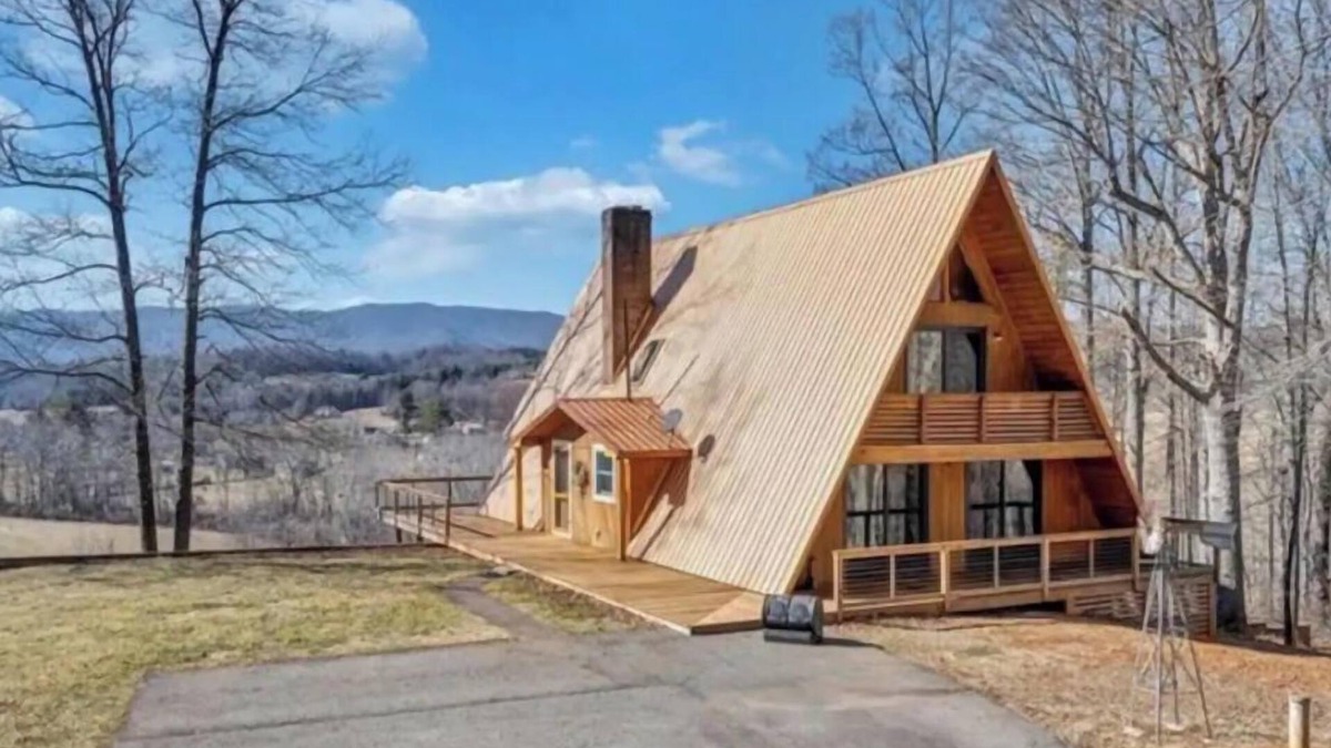 Smith River Cabin | “Copper Buffalo A-Frame” Mtn Views/Hot Tub/Firepit