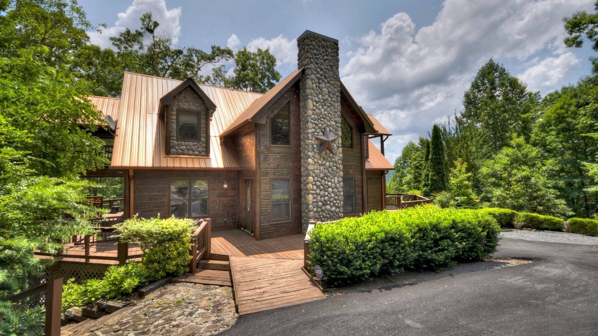 Raccoon Ridge Cabin | Copper Top | Hot Tub | MTN Views | Outdoor Fireplace