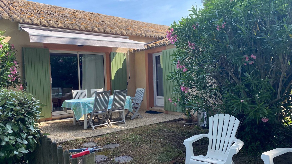 Saint-Saturnin-les-Avignon Apartment | Coquette rental for 2, air-conditioning in living room, large plot, private swimming pool