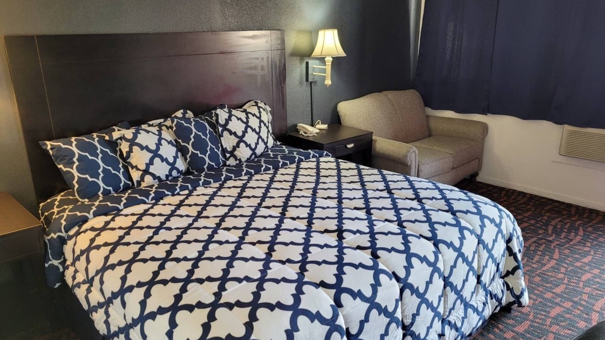 Hutchinson Hotel | Coratel Inn & Suites by Jasper Hutchinson - 1 King Suite with Sofa NS