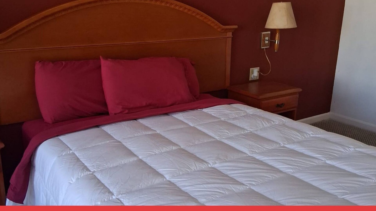 Anthony Hotel | Coratel Inn & Suites by Jasper Anthony-Deluxe 1 Queen Bed Non-Smoking