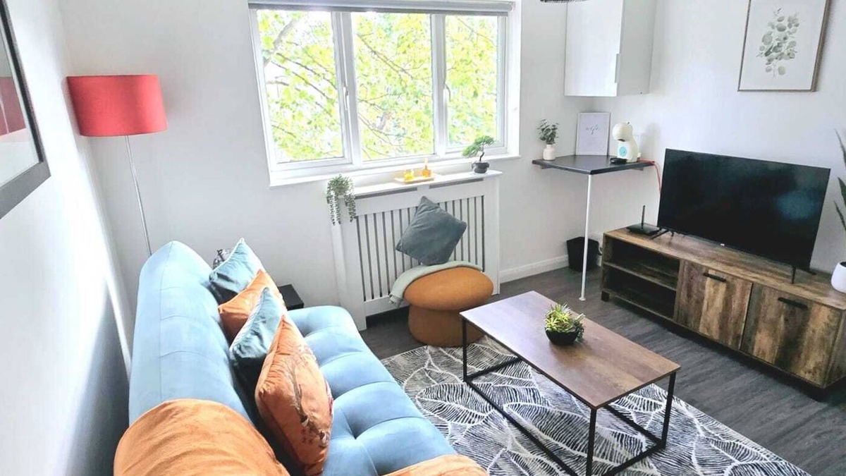 Corby Apartment | Corby City Centre -2 Bedrooms with sofa bed ideal for contractors & families