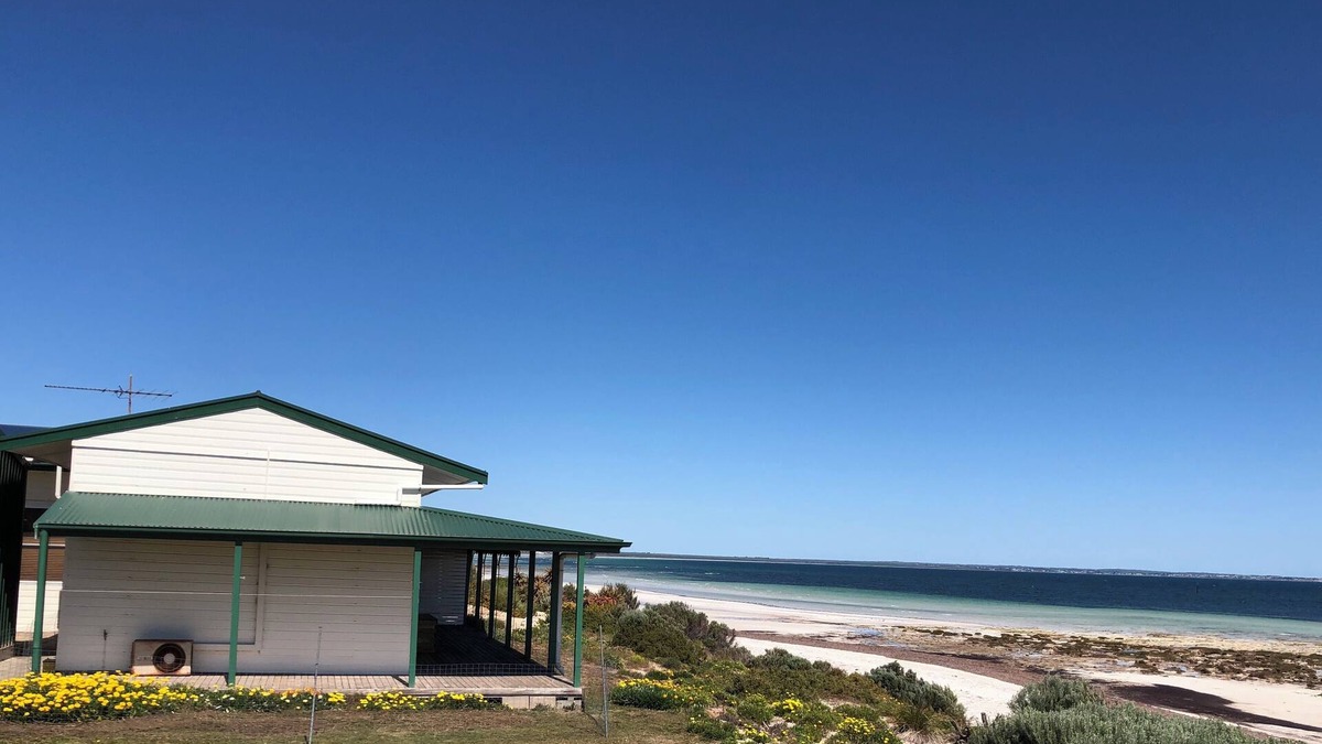 Minlacowie House | Cordelia and the Gull. Perfect, right on the beach, no road between you and sea.