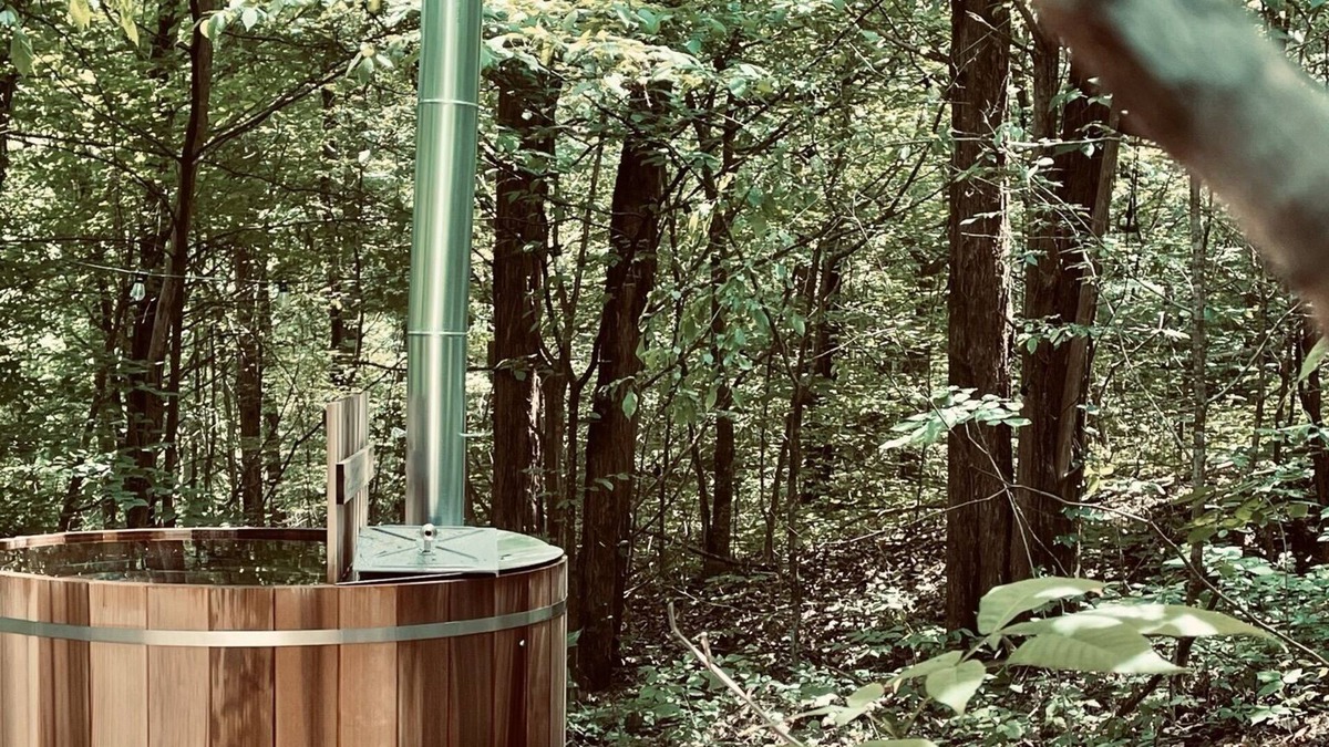 Chestnut Mound RV Rental | Cordell Cove GLAMPING with PRIVATE HOT TUB!