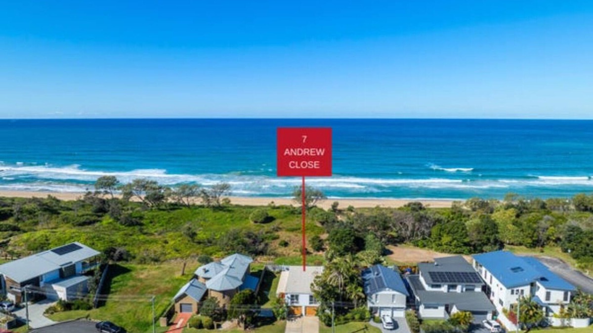 Corindi Beach House | Corindi Beach House - oceanfront sandy toes salty breezes