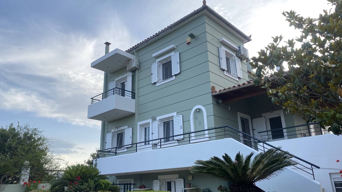 Vrahati Villa | Corinthian Green Villa with beautiful garden near the sea and the city
